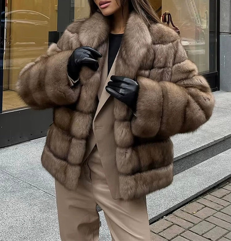 מעיל נשים מפליז מלאכותי בעיצוב פאצ’וורק יוקרתי, צווארון קלאסי ושרוולים ארוכים – פריט חורפי אופנתי ומודרני, גזרה רפויה ונוחה, מושלם לסגנון רחוב עדכני.