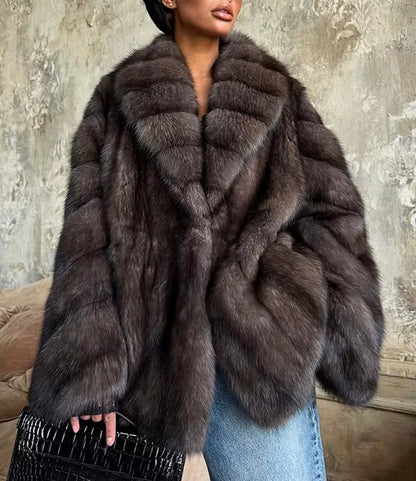 מעיל נשים מפליז מלאכותי בעיצוב פאצ’וורק יוקרתי, צווארון קלאסי ושרוולים ארוכים – פריט חורפי אופנתי ומודרני, גזרה רפויה ונוחה, מושלם לסגנון רחוב עדכני.