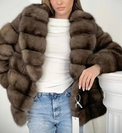 מעיל נשים מפליז מלאכותי בעיצוב פאצ’וורק יוקרתי, צווארון קלאסי ושרוולים ארוכים – פריט חורפי אופנתי ומודרני, גזרה רפויה ונוחה, מושלם לסגנון רחוב עדכני.