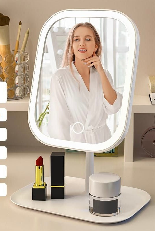 הכירי את המראה שתשדרג לך את רגעי ההכנה – מראת איפור שולחנית עם תאורת LED בשלושה גוונים, מגע טאצ' עדין ועיצוב מודרני שמכניס יופי ואלגנטיות לכל חדר. כל רגע של טיפוח הופך לחוויה מושלמת.