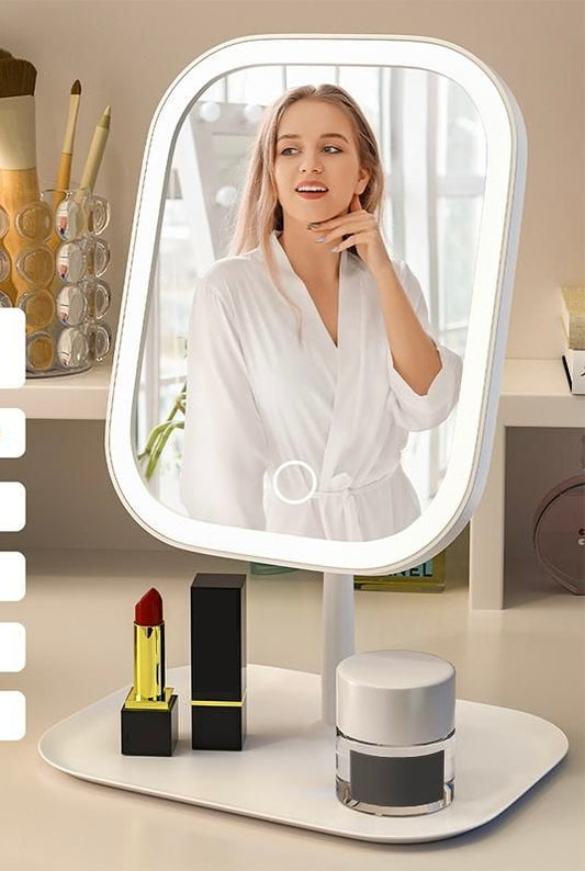 הכירי את המראה שתשדרג לך את רגעי ההכנה – מראת איפור שולחנית עם תאורת LED בשלושה גוונים, מגע טאצ' עדין ועיצוב מודרני שמכניס יופי ואלגנטיות לכל חדר. כל רגע של טיפוח הופך לחוויה מושלמת.
