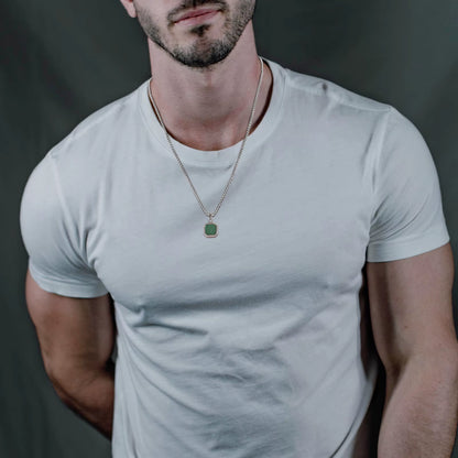 שרשרת עם תליון אבן טבעית מרובע לגברים – עיצוב גיאומטרי אלגנטי בצבעים מגוונים, עמיד במים ומוסיף טאצ’ יוקרתי לכל הופעה.