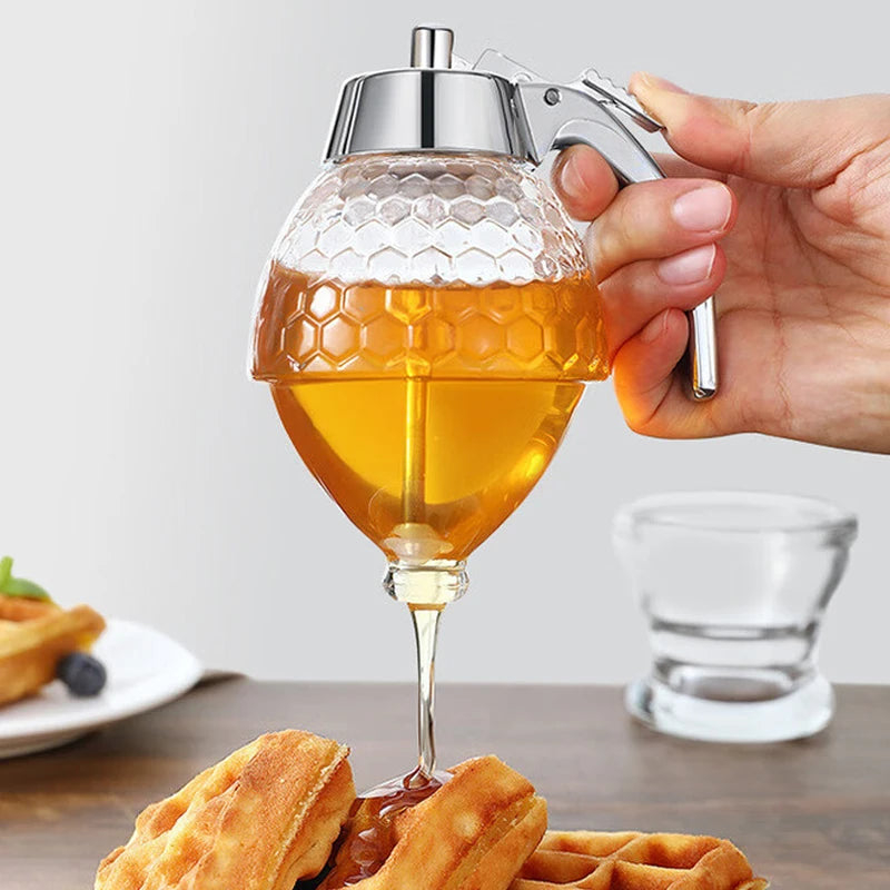 "שמור על כל טיפה של דבש, שמן או סירופ – כד אחסון נייד אלגנטי שמפגיש בין פרקטיות ליופי. מושלם למטבח, מספק סדר ונגישות מיידית, והופך כל רגע של בישול לחוויה נעימה ומיוחדת."