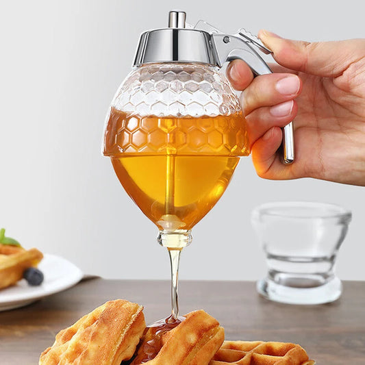 "שמור על כל טיפה של דבש, שמן או סירופ – כד אחסון נייד אלגנטי שמפגיש בין פרקטיות ליופי. מושלם למטבח, מספק סדר ונגישות מיידית, והופך כל רגע של בישול לחוויה נעימה ומיוחדת."