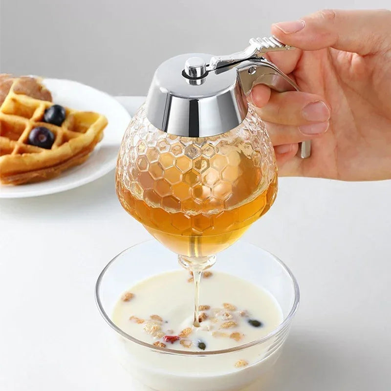 "שמור על כל טיפה של דבש, שמן או סירופ – כד אחסון נייד אלגנטי שמפגיש בין פרקטיות ליופי. מושלם למטבח, מספק סדר ונגישות מיידית, והופך כל רגע של בישול לחוויה נעימה ומיוחדת."