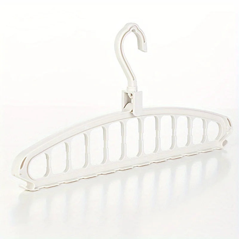 "מתלה בגדים מתקפל עם חורים מרובים – פתרון אלגנטי לשמירה על סדר בארון, חוסך מקום ומסייע לארגן מכנסיים, צעיפים ובגדים אחרים בצורה נוחה ומסודרת."