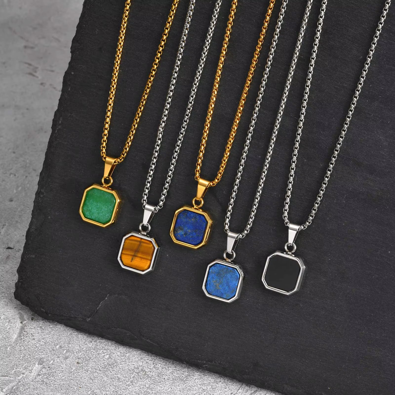 שרשרת עם תליון אבן טבעית מרובע לגברים – עיצוב גיאומטרי אלגנטי בצבעים מגוונים, עמיד במים ומוסיף טאצ’ יוקרתי לכל הופעה.