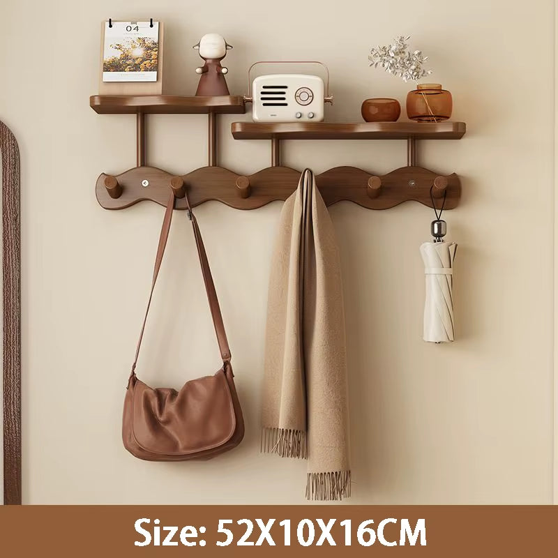 הכירו את מתלה הקיר המושלם לאזור הכניסה: שילוב של עיצוב חכם ומדף פונקציונלי שדואג לשמור על הבית מסודר ומאורגן. אידיאלי לתליית מעילים, צעיפים, תיקים ומפתחות – הכל במקום אחד.